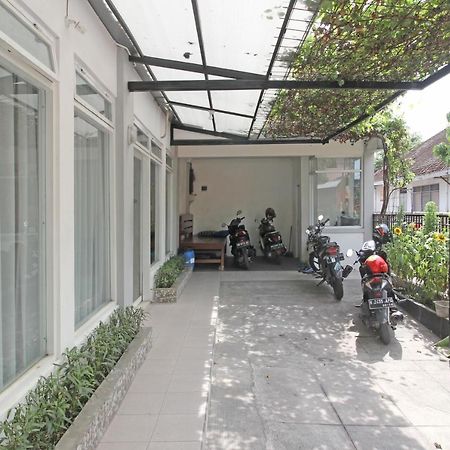 Hôtel Reddoorz Near Solo Balapan Station Extérieur photo